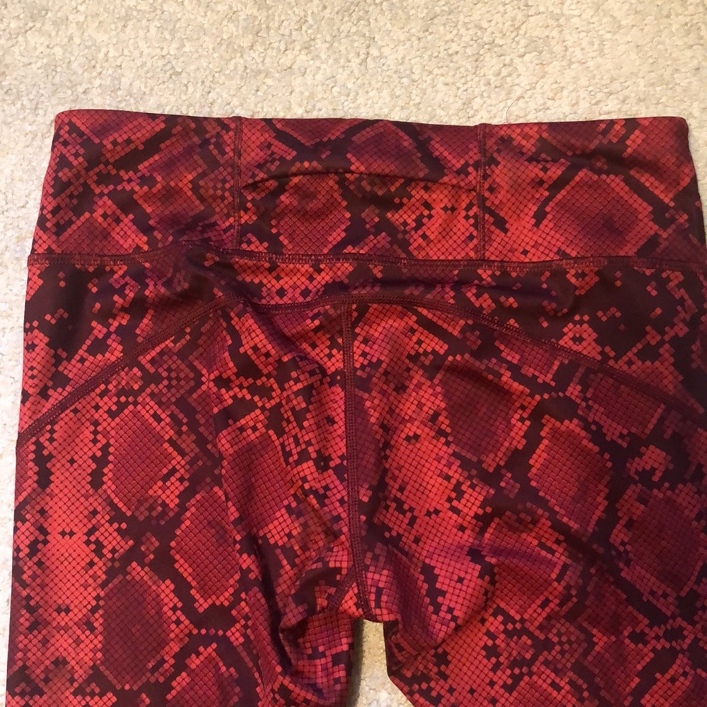 Lululemon Vent It Out Crop Python Snakeskin Capris - image 5